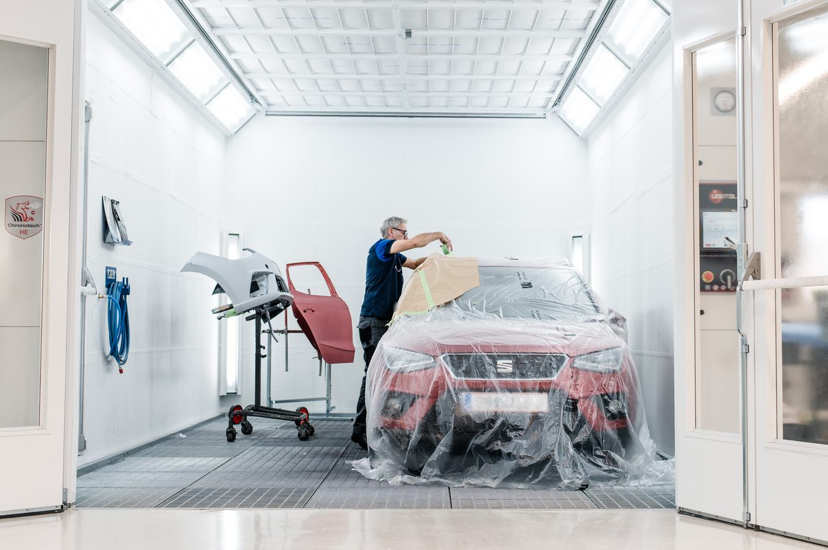 Eine der beiden Lackier- und Trockenkabinen im Auto Lang Karosserie- und Lackiercenter